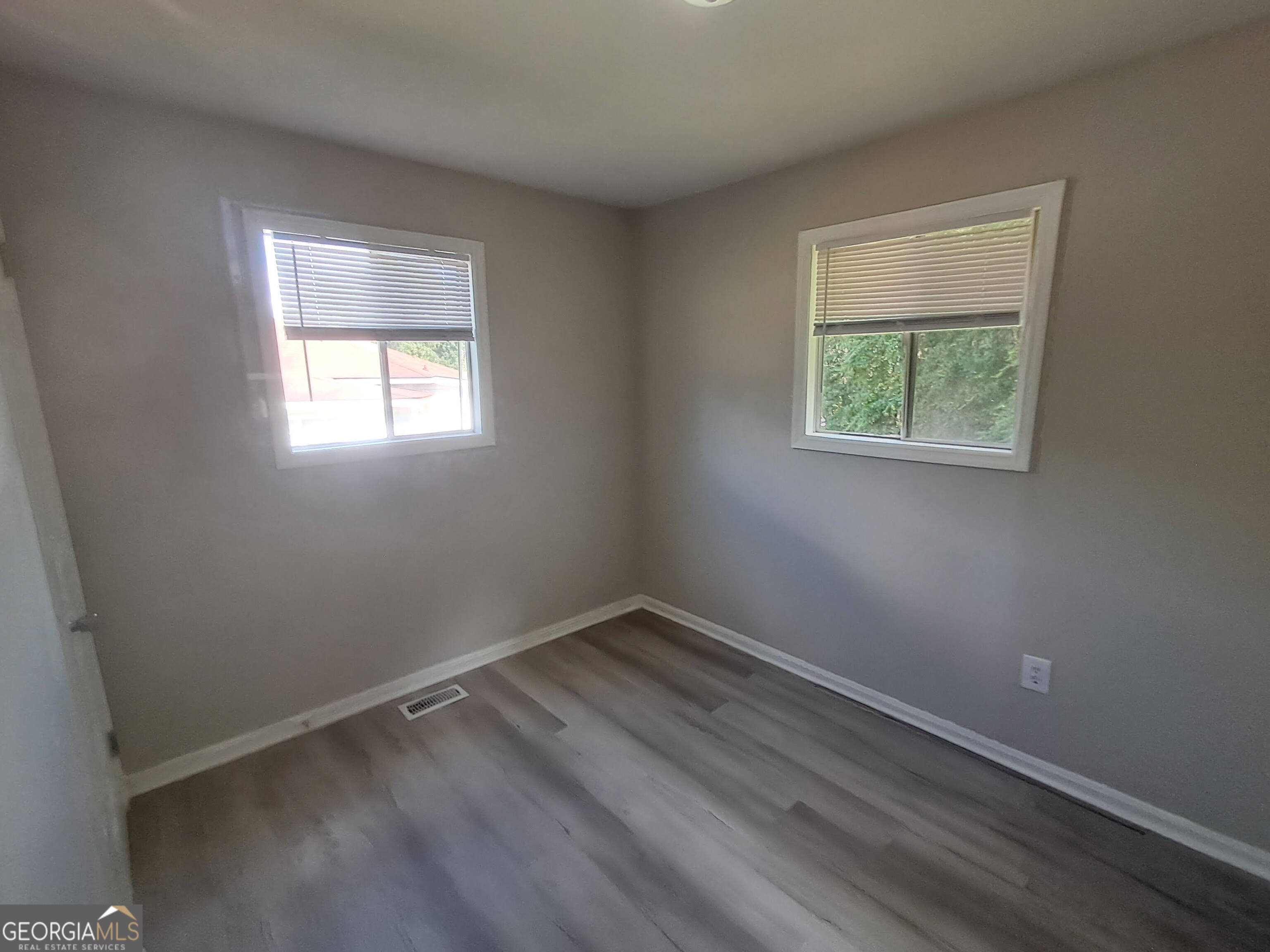 193 Frazier Drive Southeast Milledgeville, GA 31061 - Photo 7 of 38 an empty room with a window