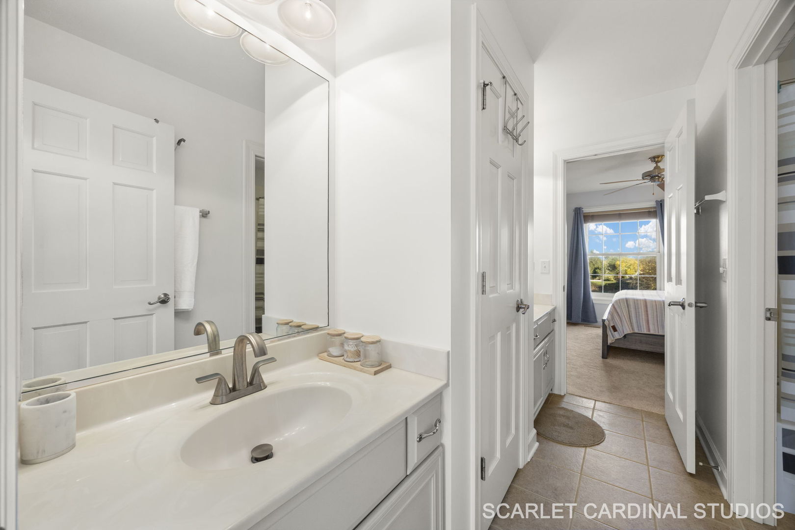 5125 Radcliff Road Lisle, IL 60532 - Photo 27 of 37 a en suite bathroom with a sink and a mirror