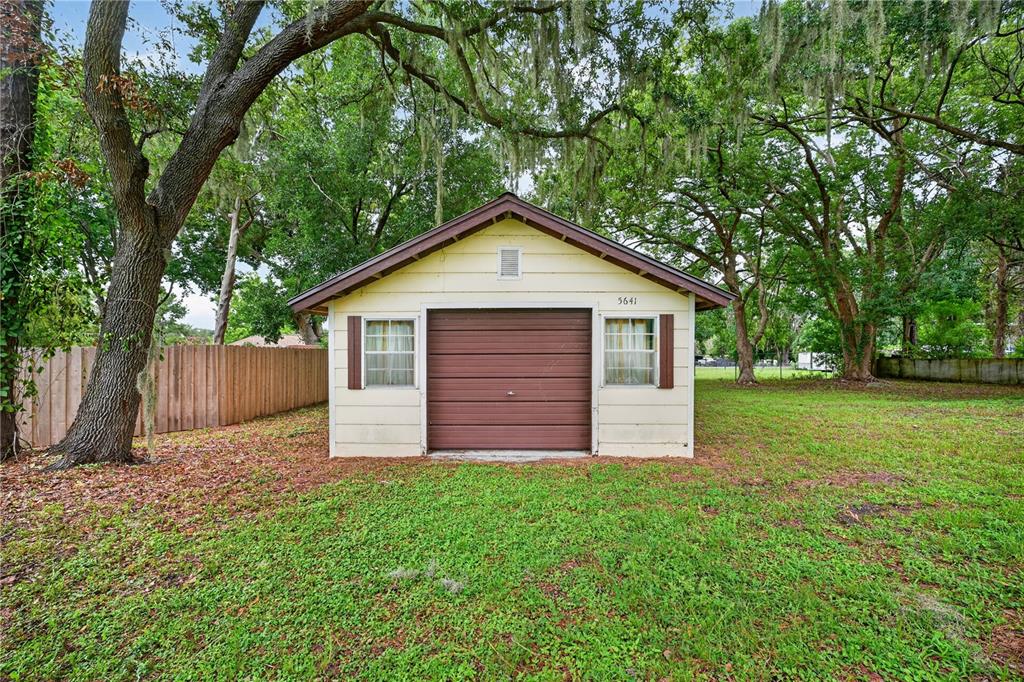 5514 Southeast Hames Road Belleview, FL 34420 - Photo 24 of 44 a front view of house with a garden