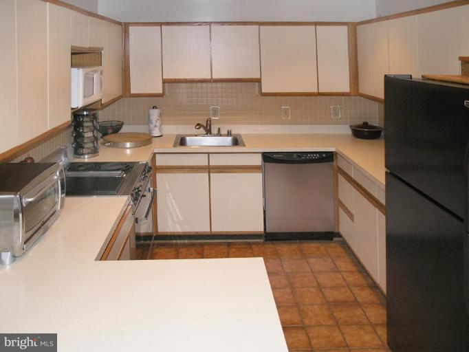11001 Thrush Ridge Road Reston, VA 20191 - Photo 6 of 29 Kitchen
