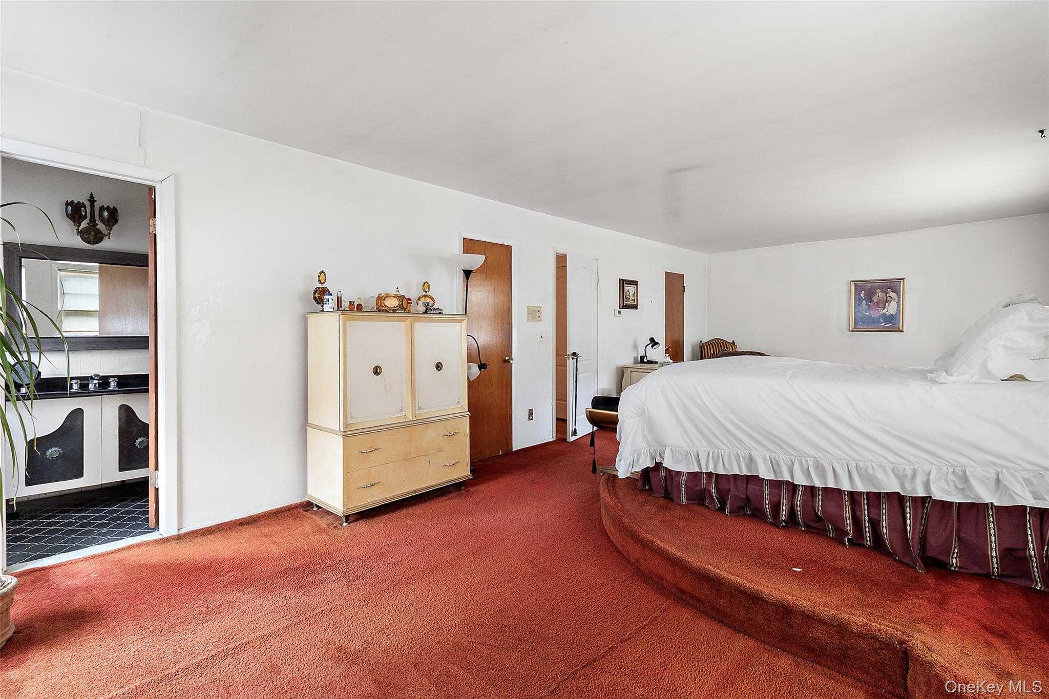 20 Old Farm Road Scarsdale, NY 10583 - Photo 17 of 40 a spacious bedroom with a bed and a large cabinets