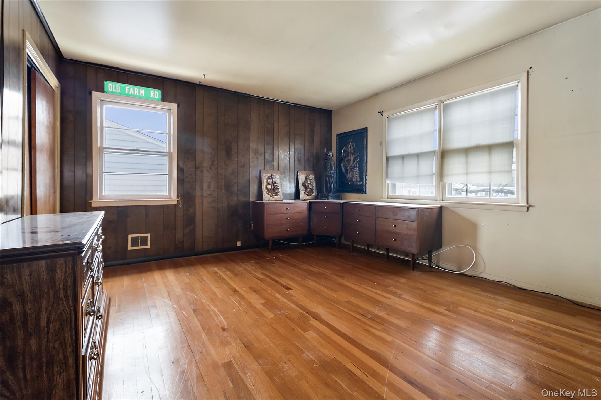 20 Old Farm Road Scarsdale, NY 10583 - Photo 19 of 40 an empty room with windows