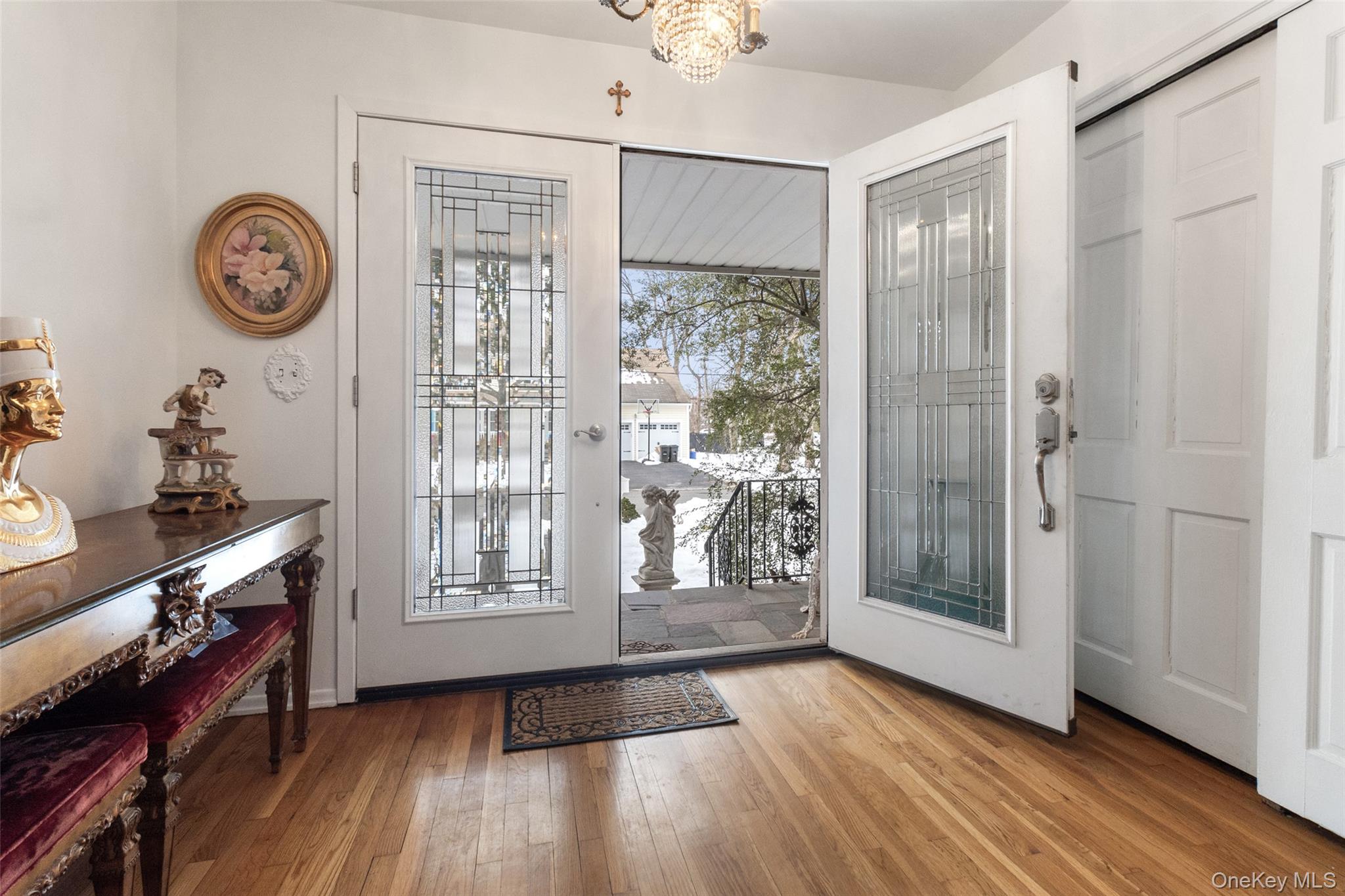 20 Old Farm Road Scarsdale, NY 10583 - Photo 2 of 40 a view of a hallway with wooden floor