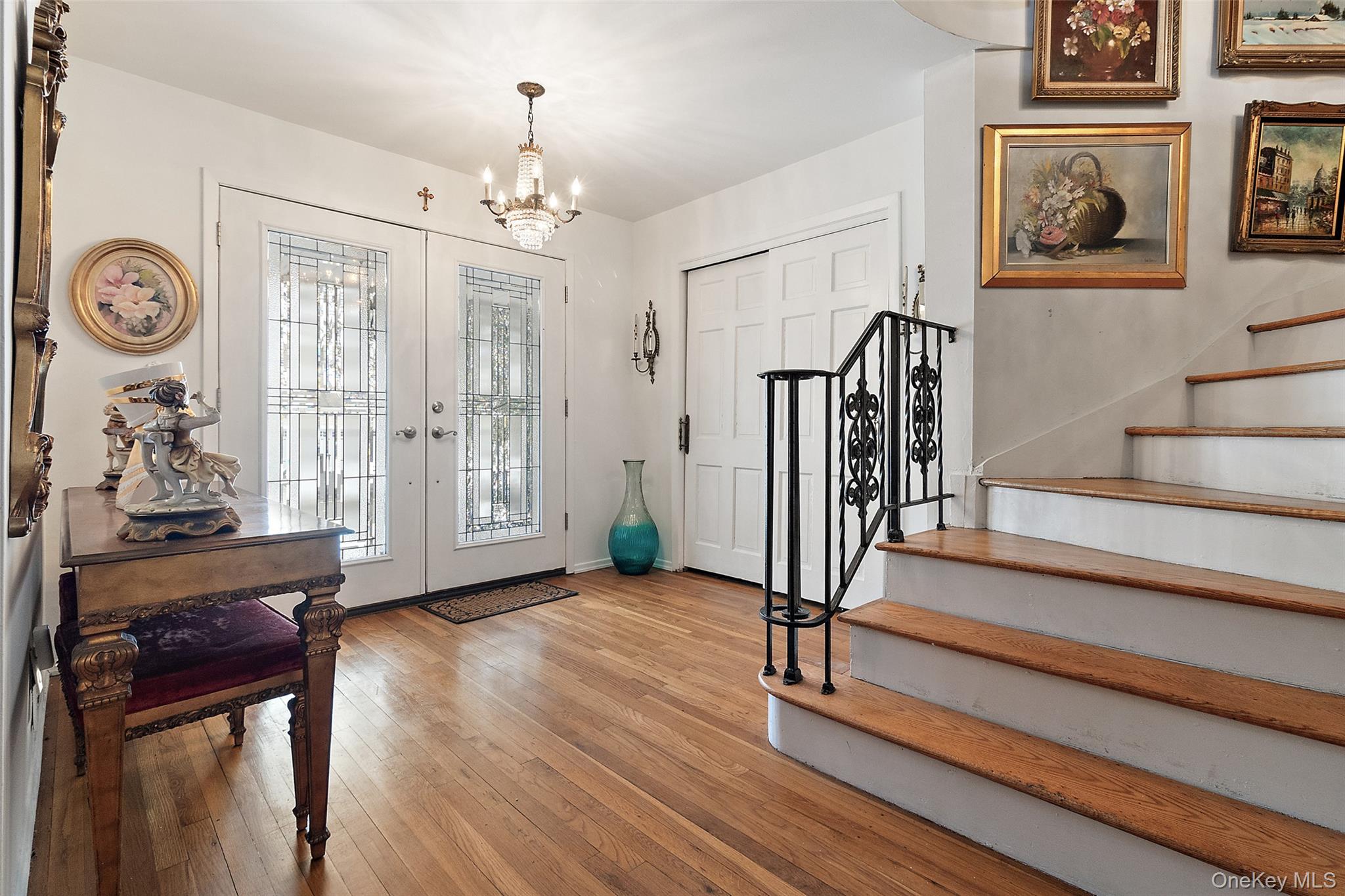 20 Old Farm Road Scarsdale, NY 10583 - Photo 3 of 40 a view of a hallway with wooden floor and entryway