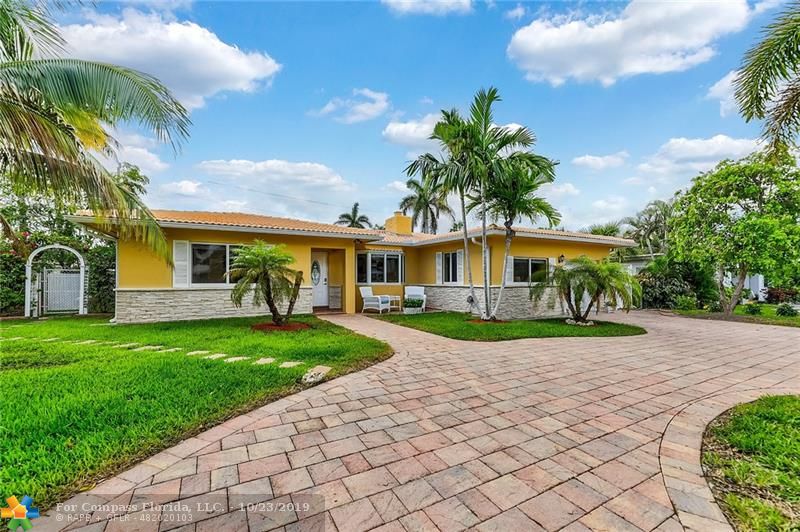 Located a short distance to the private Hillsboro Shores' beach access, Pompano Beach boat ramp, golf courses, parks, tennis courts, Pompano Citi Centre Mall and all the shopping and dining options on Atlantic Blvd.