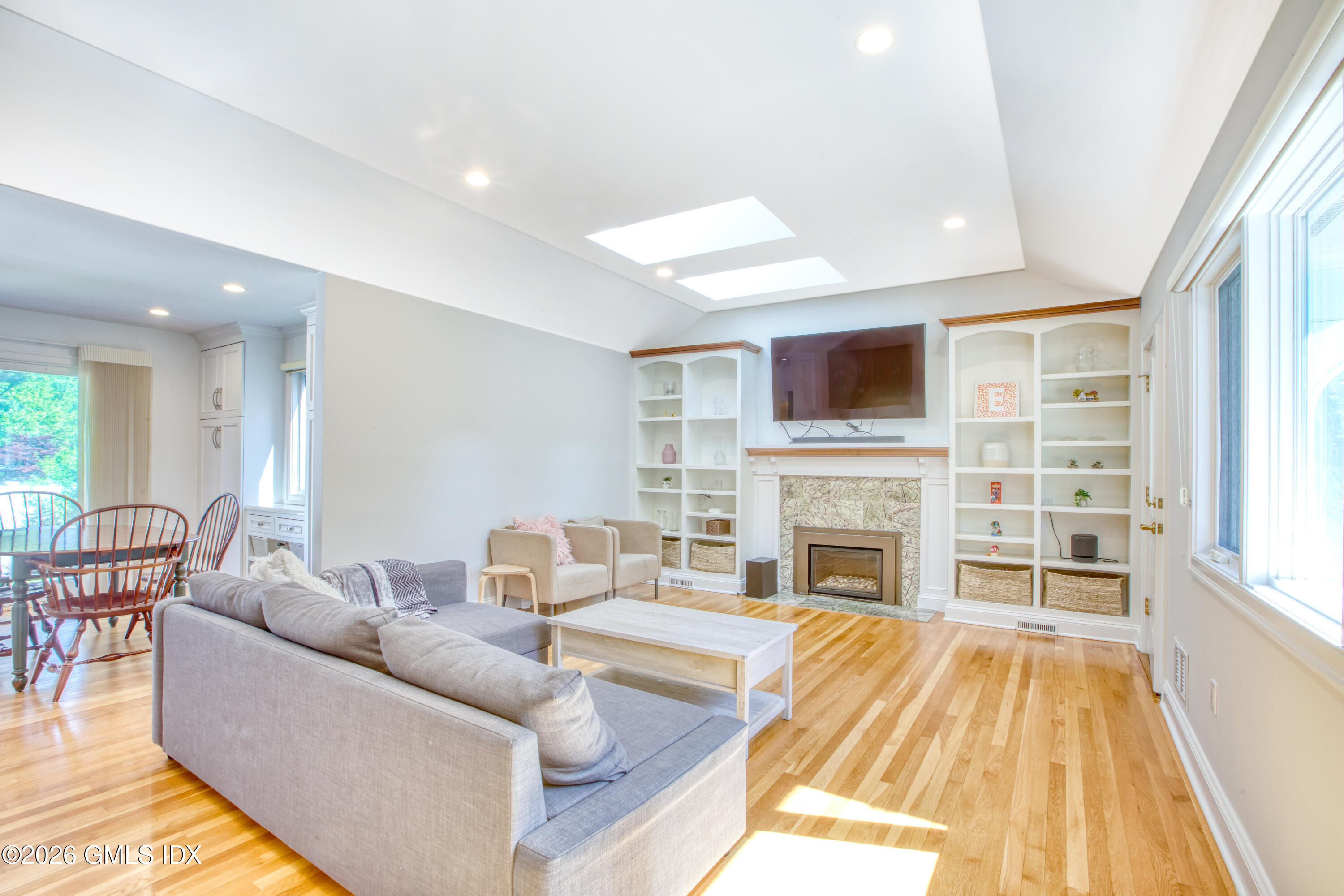 25 Weston Hill Road Riverside, CT 06878 - Photo 4 of 26 Living room