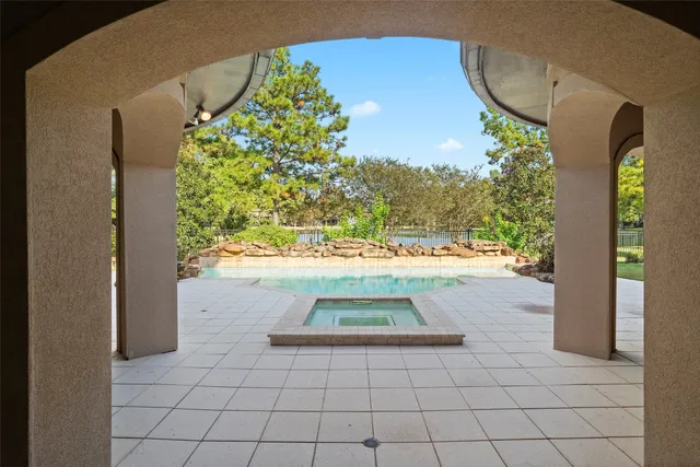 a view of entryway with a garden