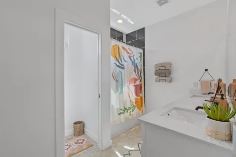 $3,600 | 2411 East 11th Street, Unit 1, Austin, TX 78702