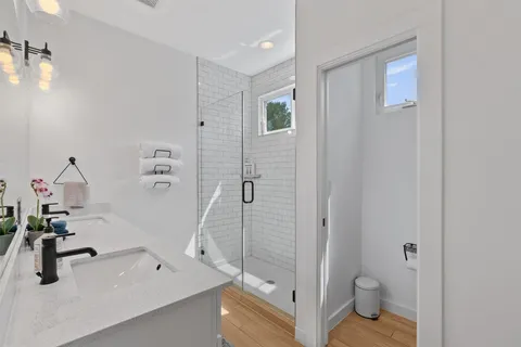 $3,600 | 2411 East 11th Street, Unit 1, Austin, TX 78702