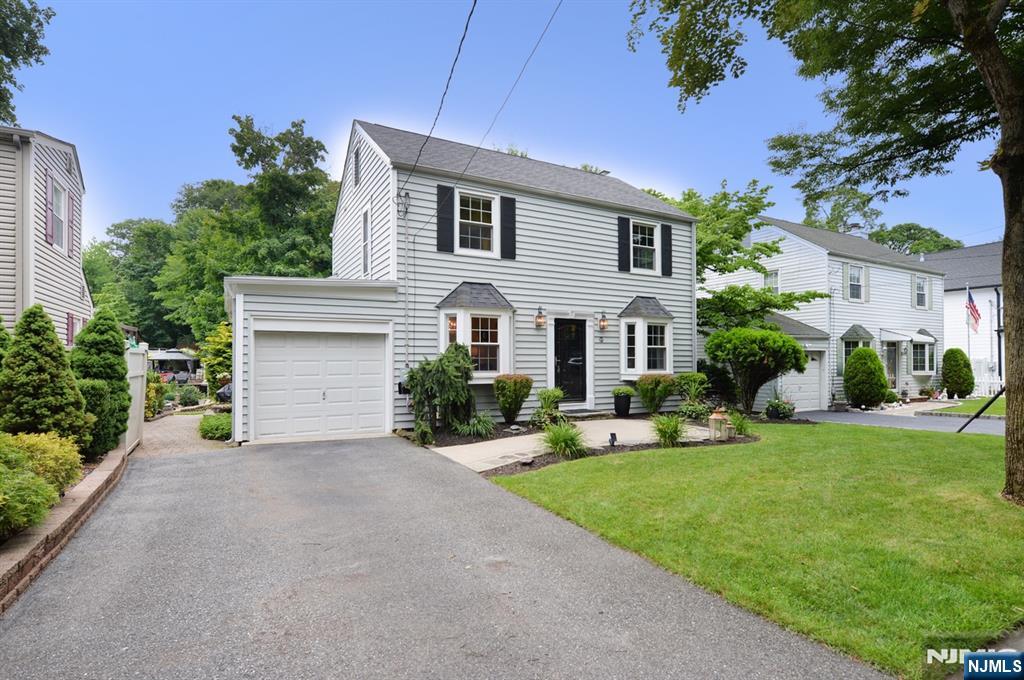 418 Burlington Road Paramus, NJ 07652 - Photo 3 of 30