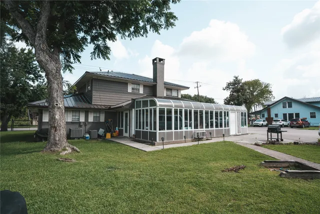 a view of a house with a yard