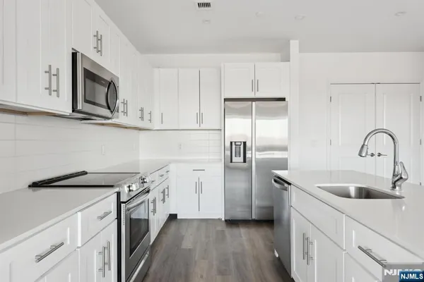 $2,700 | 2 Executive Drive, Unit 903, Fort Lee, NJ 07024