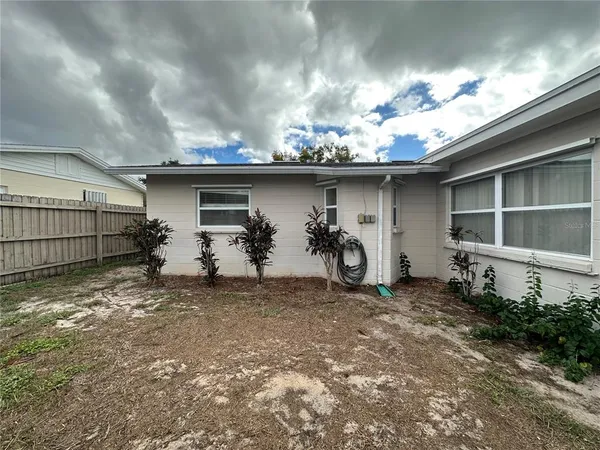 a view of a house with backyard