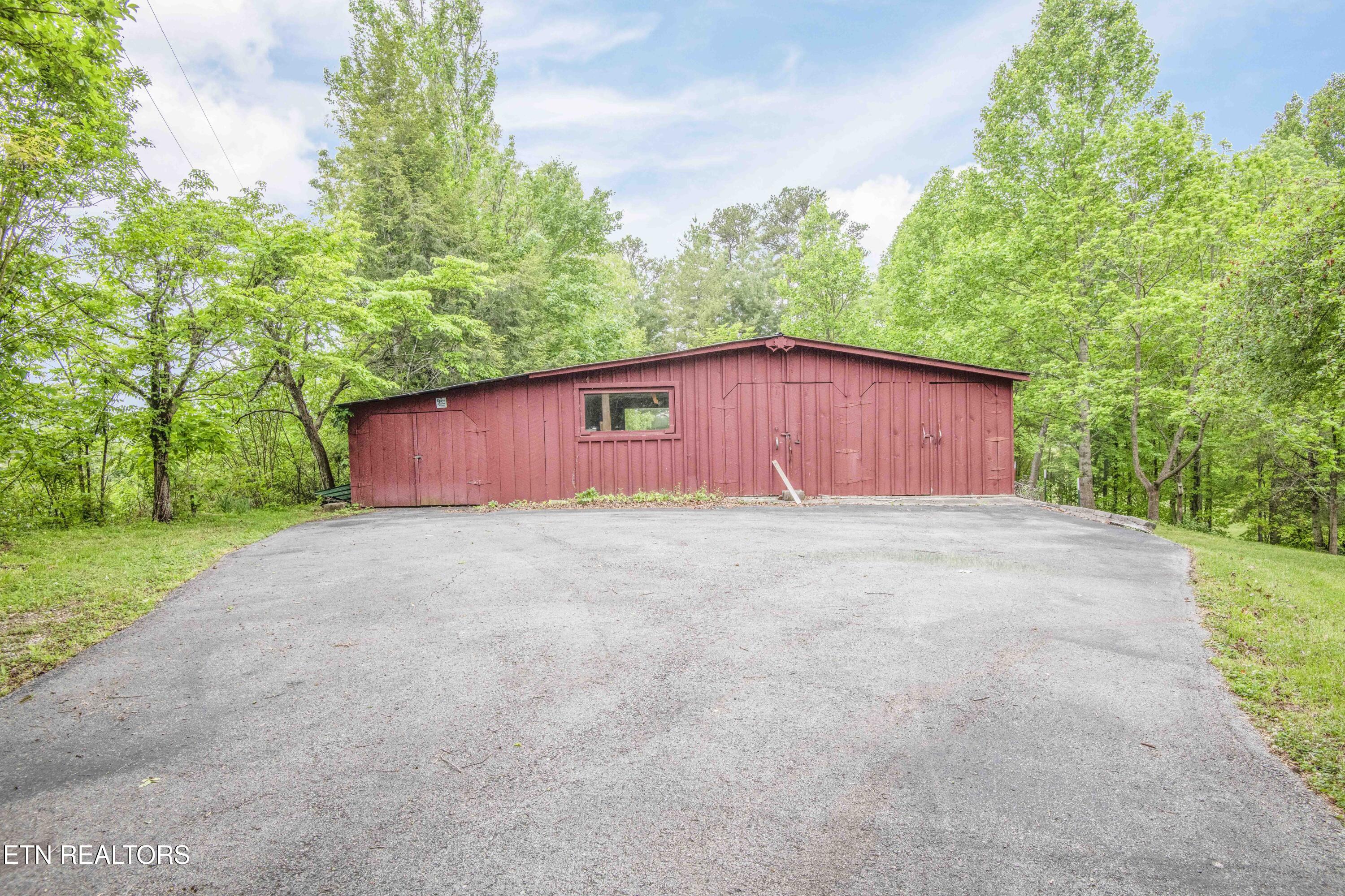 355 Eli Lane Oneida, TN 37841 - Photo 11 of 58 Workshop/Barn