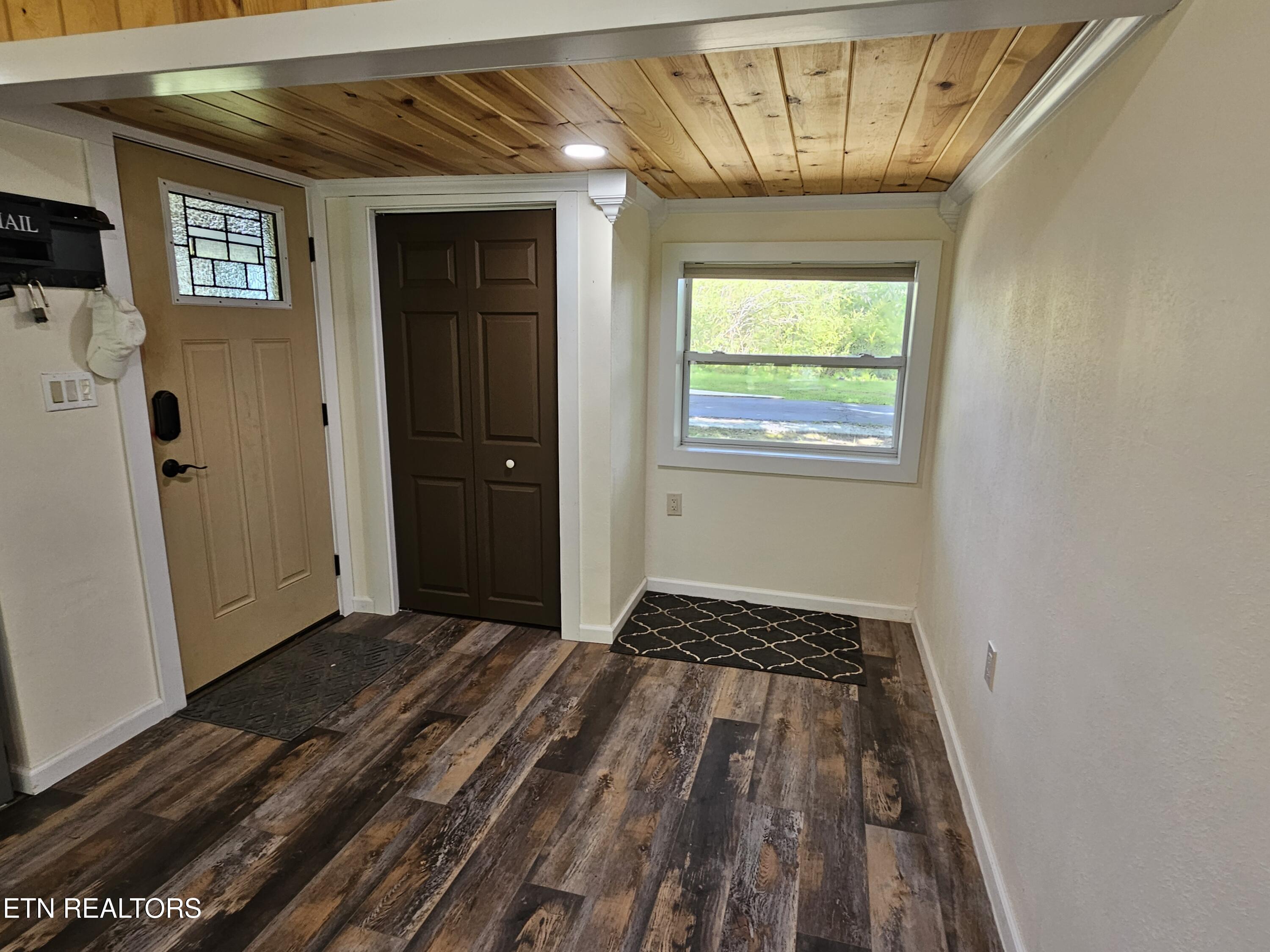 355 Eli Lane Oneida, TN 37841 - Photo 13 of 58 Foyer