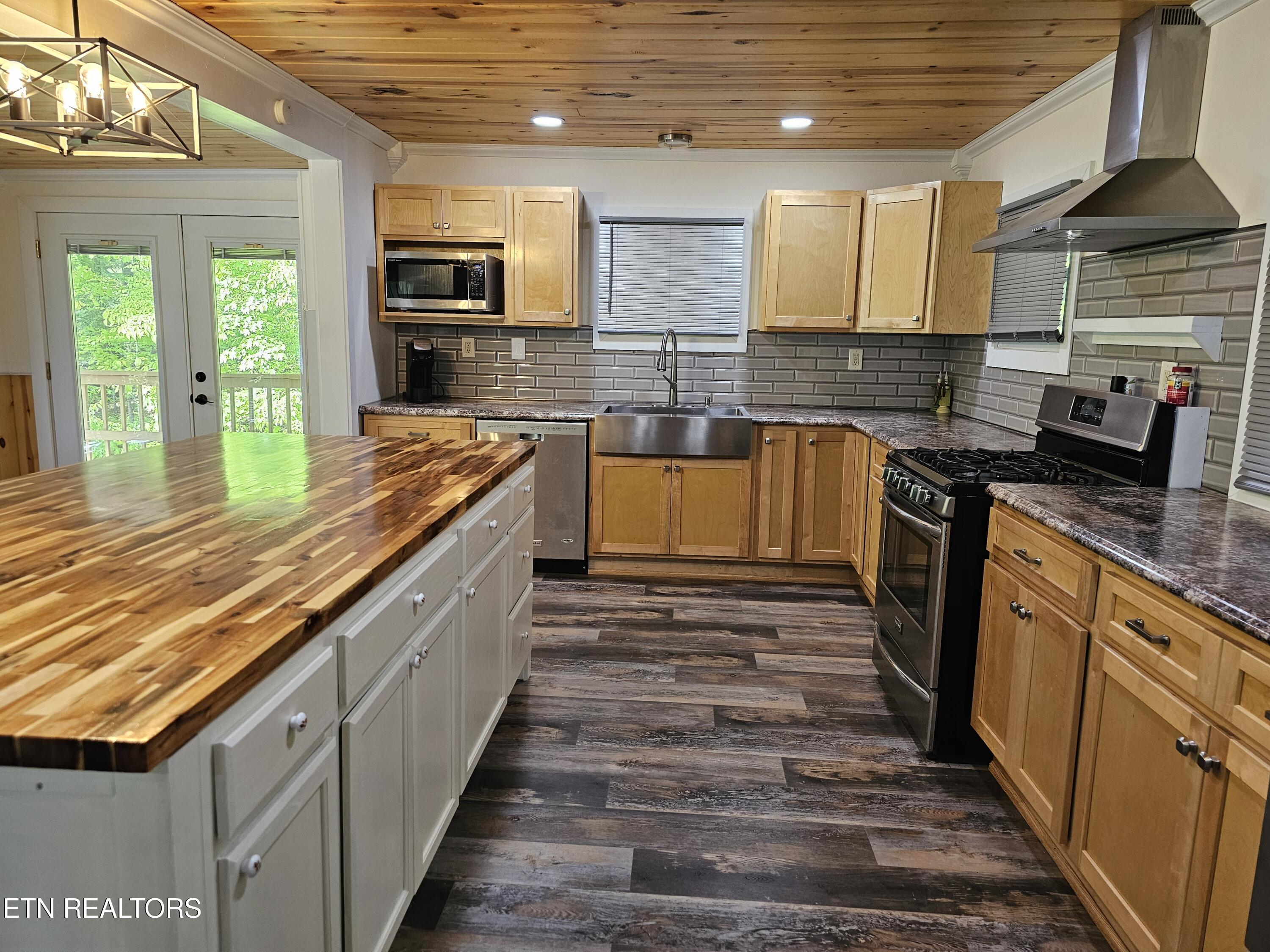 355 Eli Lane Oneida, TN 37841 - Photo 16 of 58 Kitchen