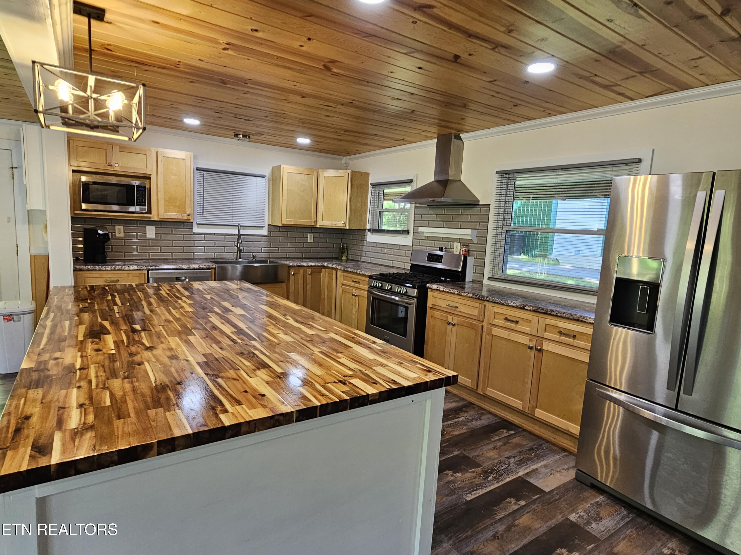 355 Eli Lane Oneida, TN 37841 - Photo 17 of 58 Kitchen