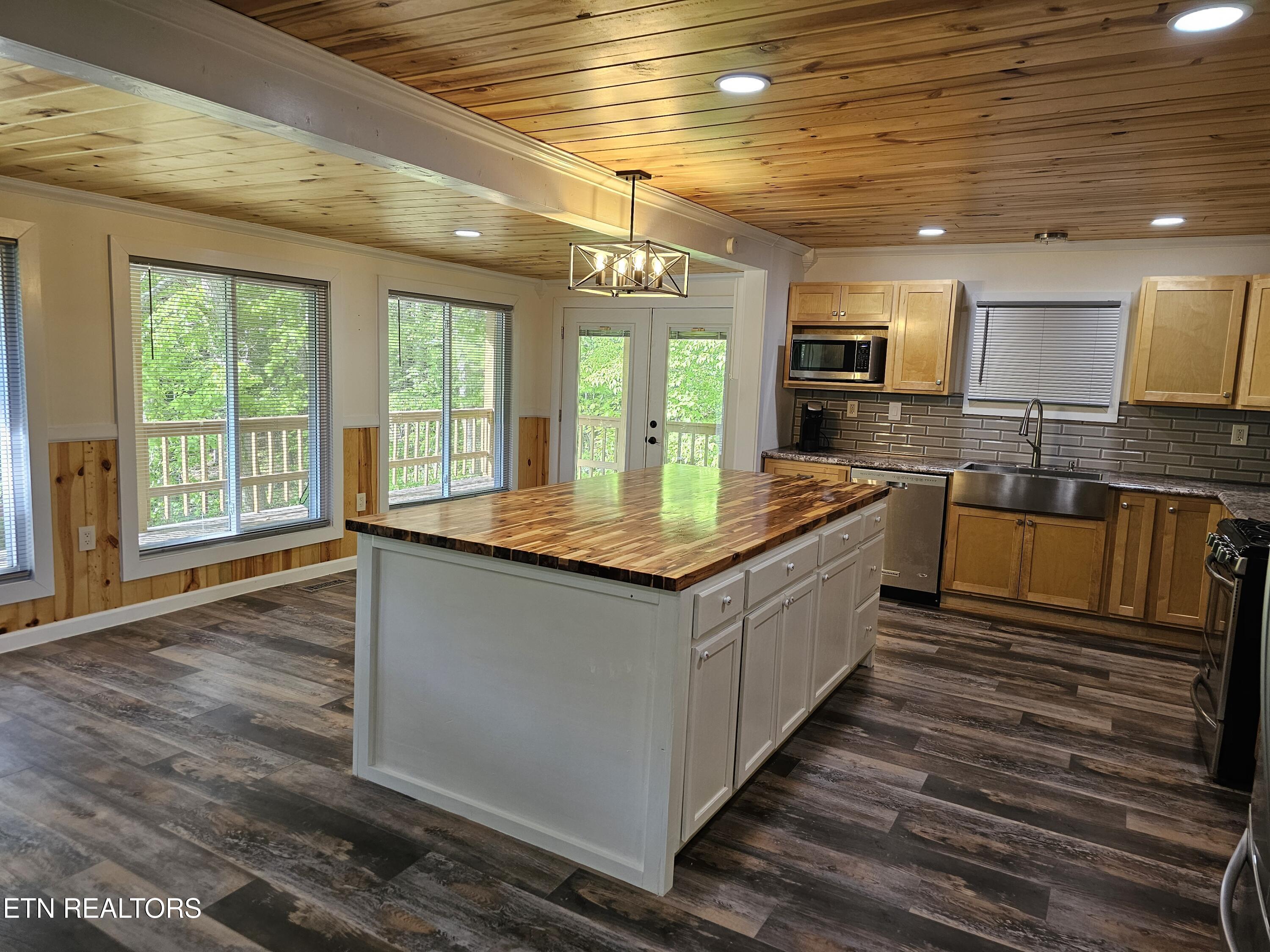 355 Eli Lane Oneida, TN 37841 - Photo 18 of 58 Custom Island