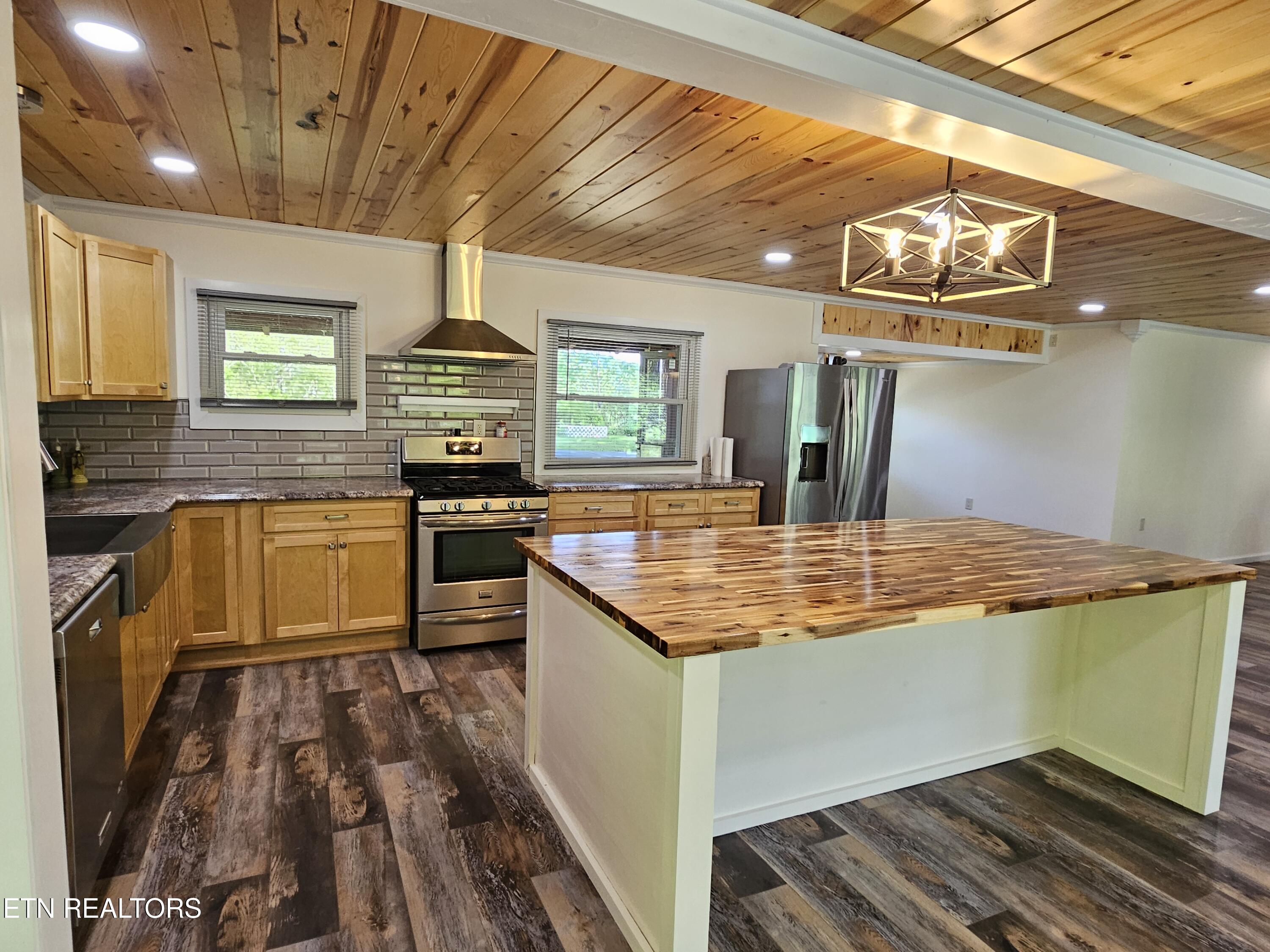 355 Eli Lane Oneida, TN 37841 - Photo 21 of 58 Kitchen