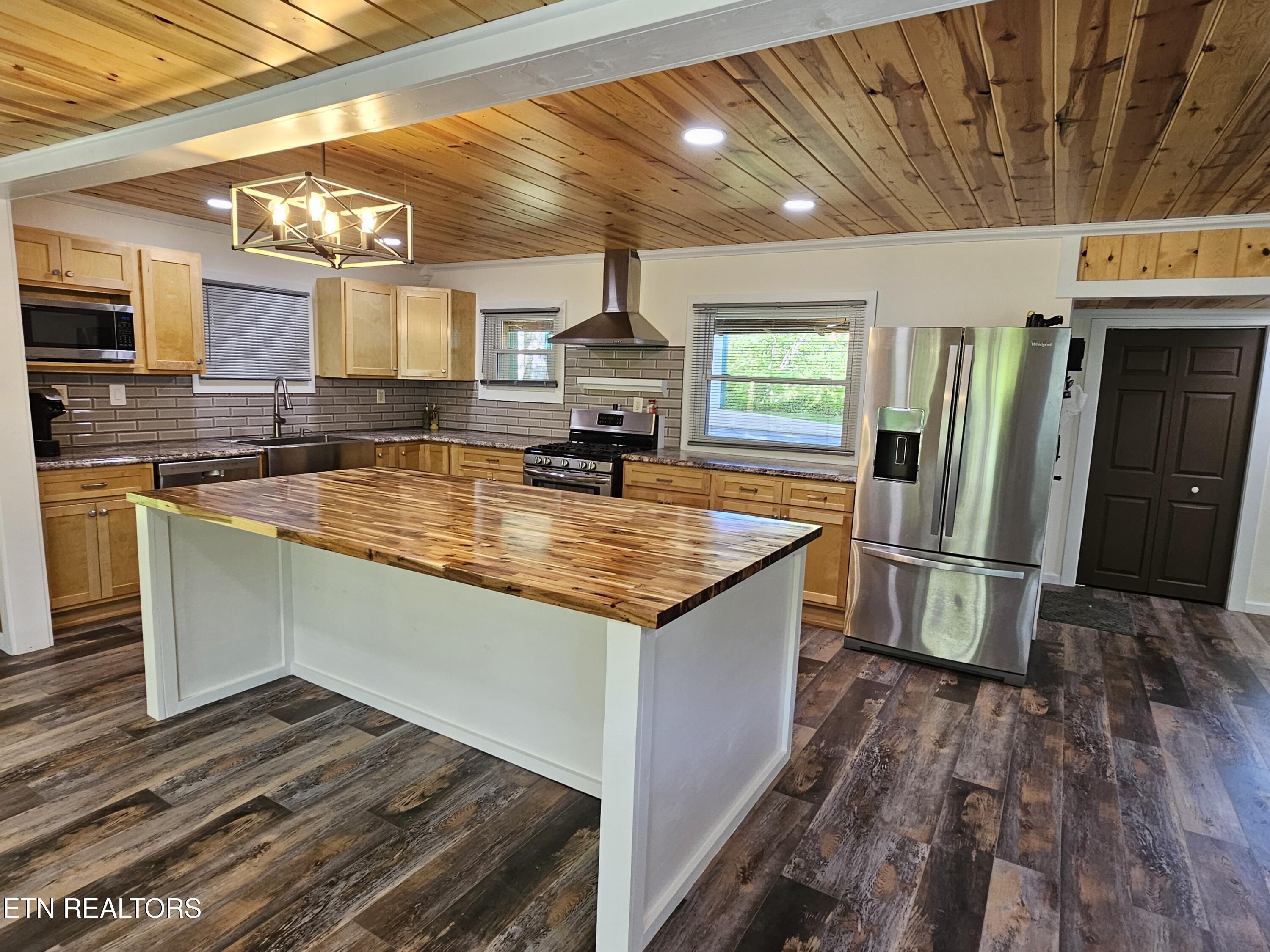 355 Eli Lane Oneida, TN 37841 - Photo 22 of 58 Island Seating