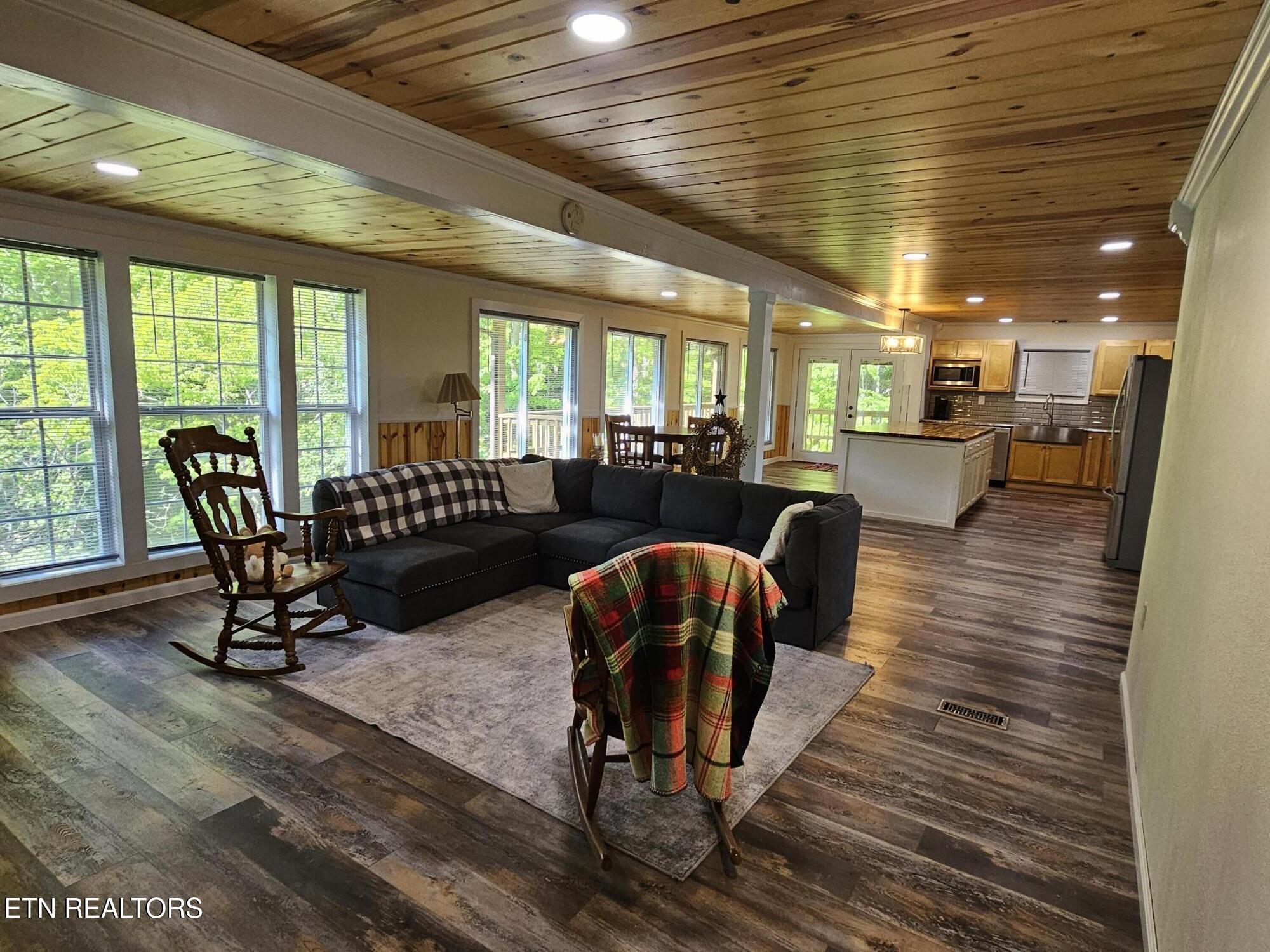 355 Eli Lane Oneida, TN 37841 - Photo 27 of 58 Living Room