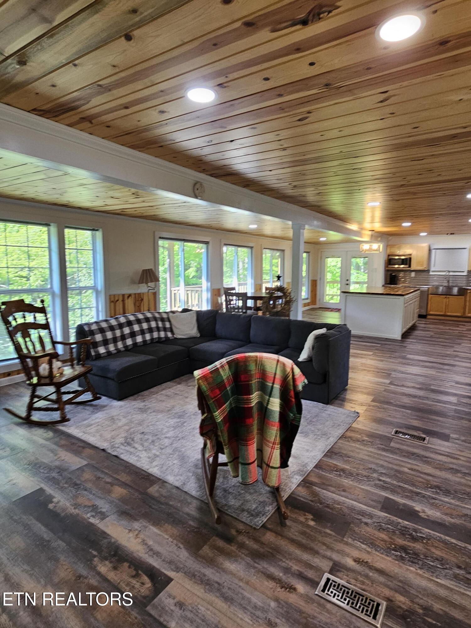 355 Eli Lane Oneida, TN 37841 - Photo 28 of 58 Living Room