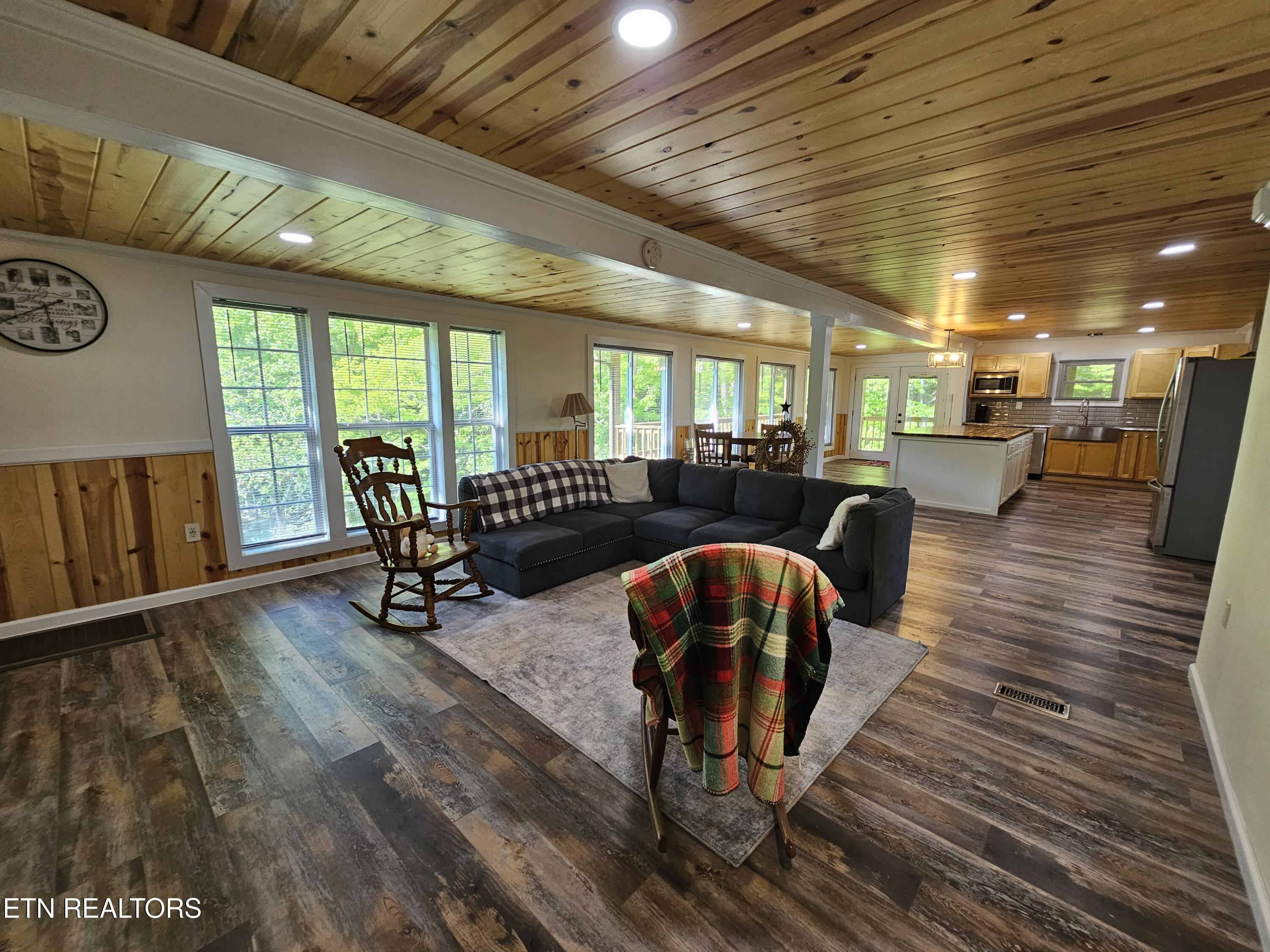 355 Eli Lane Oneida, TN 37841 - Photo 30 of 58 Living Room