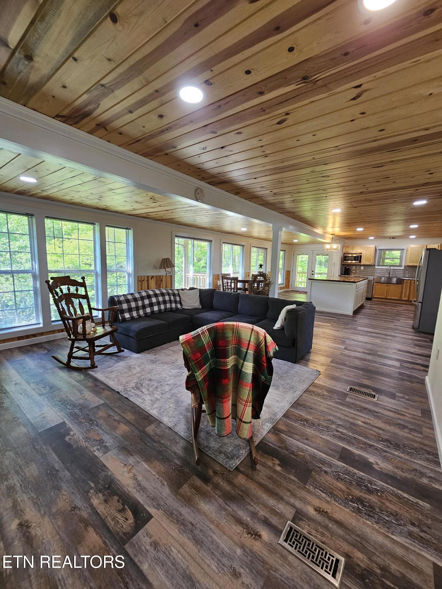 355 Eli Lane Oneida, TN 37841 - Photo 31 of 58 Living Room