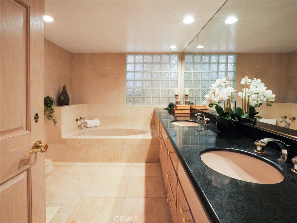 14 Georgeff Road Rolling Hills, CA 90274 - Photo 31 of 71 Primary Bathroom
