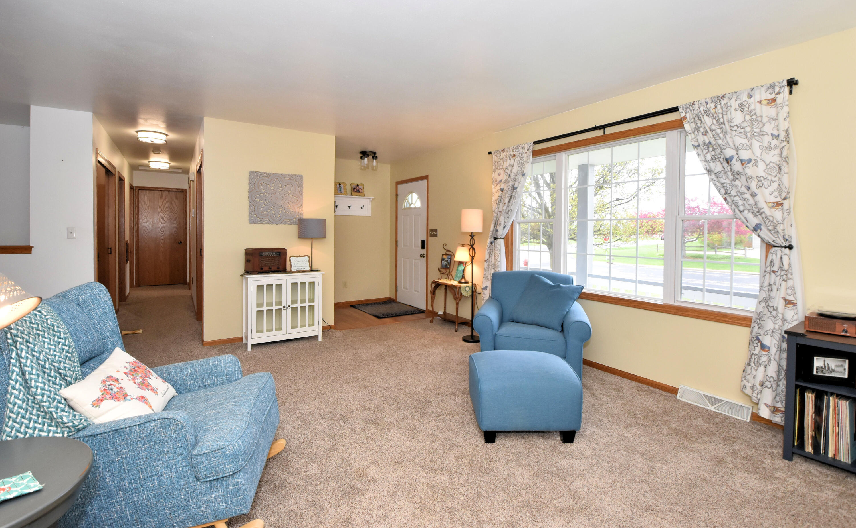 102 Mill Avenue Union Grove, WI 53182 - Photo 3 of 35 Front room