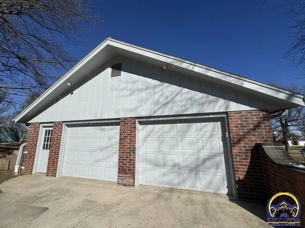 $385,000 | 1206 Wentley Drive, Hiawatha, KS 66434
