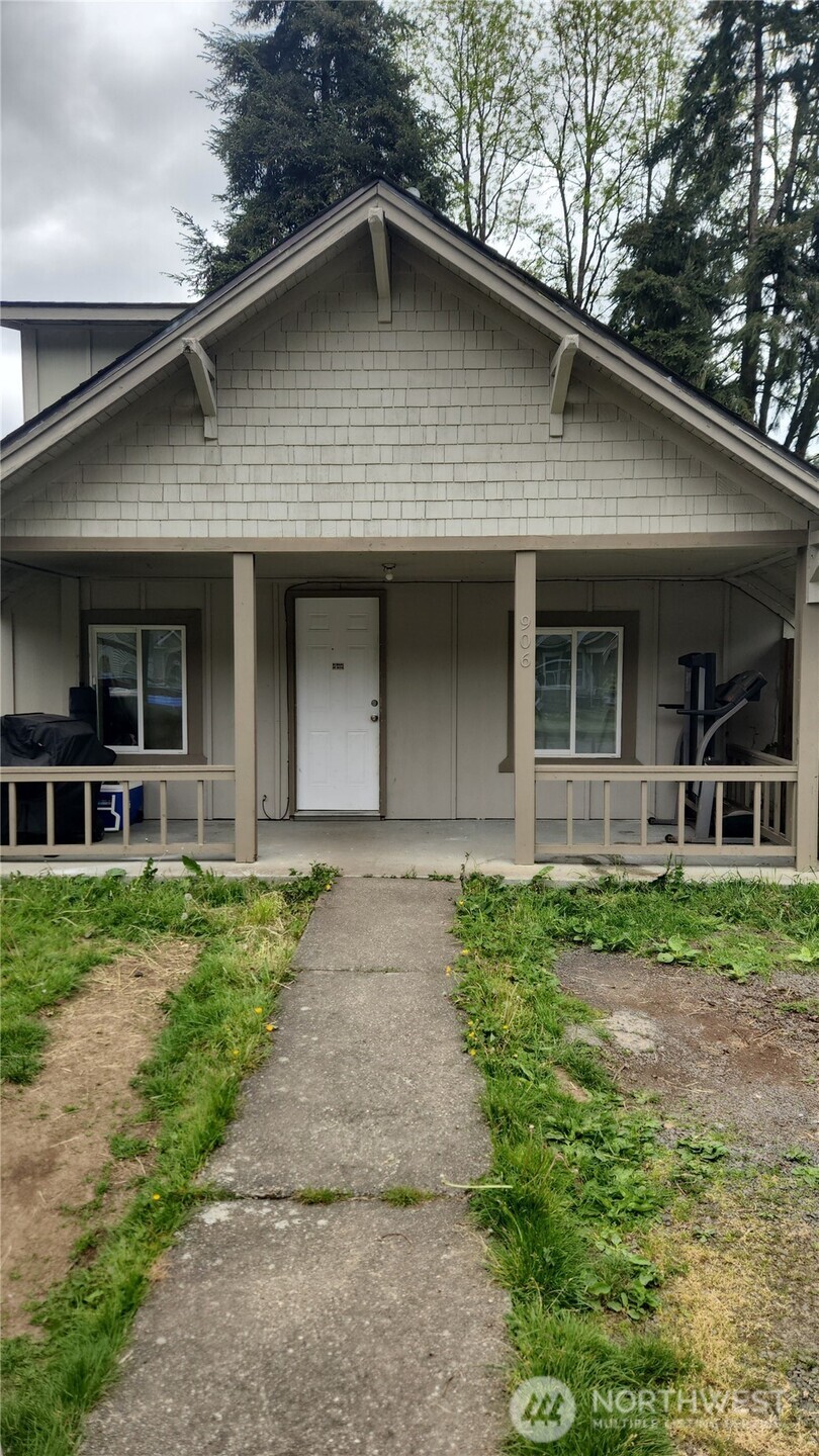 906 Southwest Mayer Street Winlock, WA 98596 - Photo 1 of 16 a front view of a house with a garden