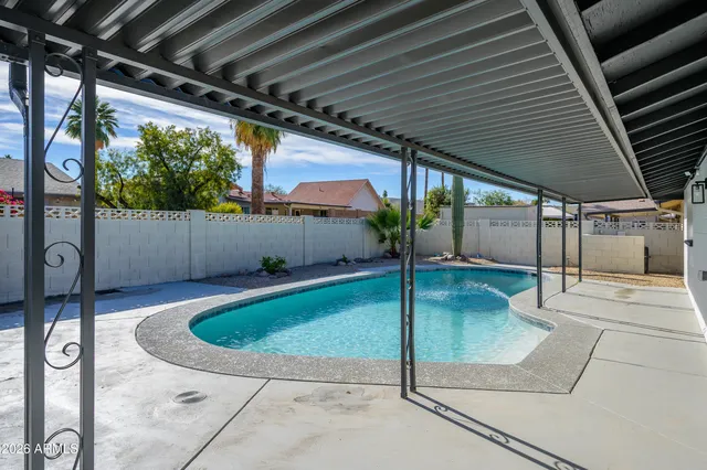 a view of a house with backyard and garden