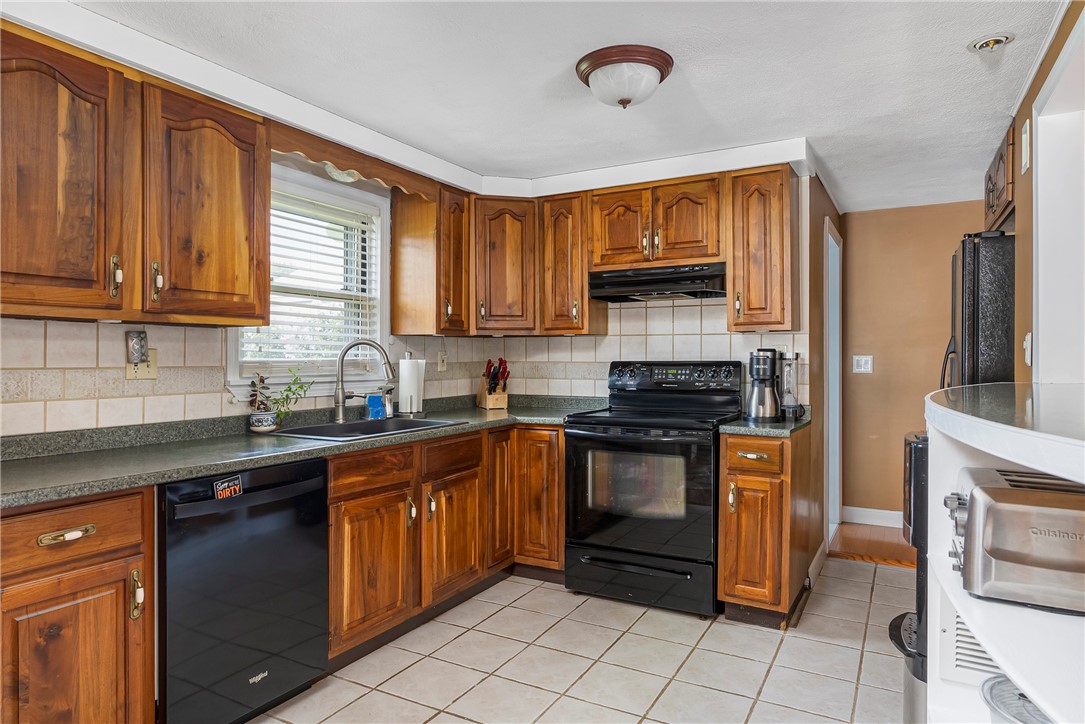 55 Whippoorwill Road Warwick, RI 02888 - Photo 7 of 33