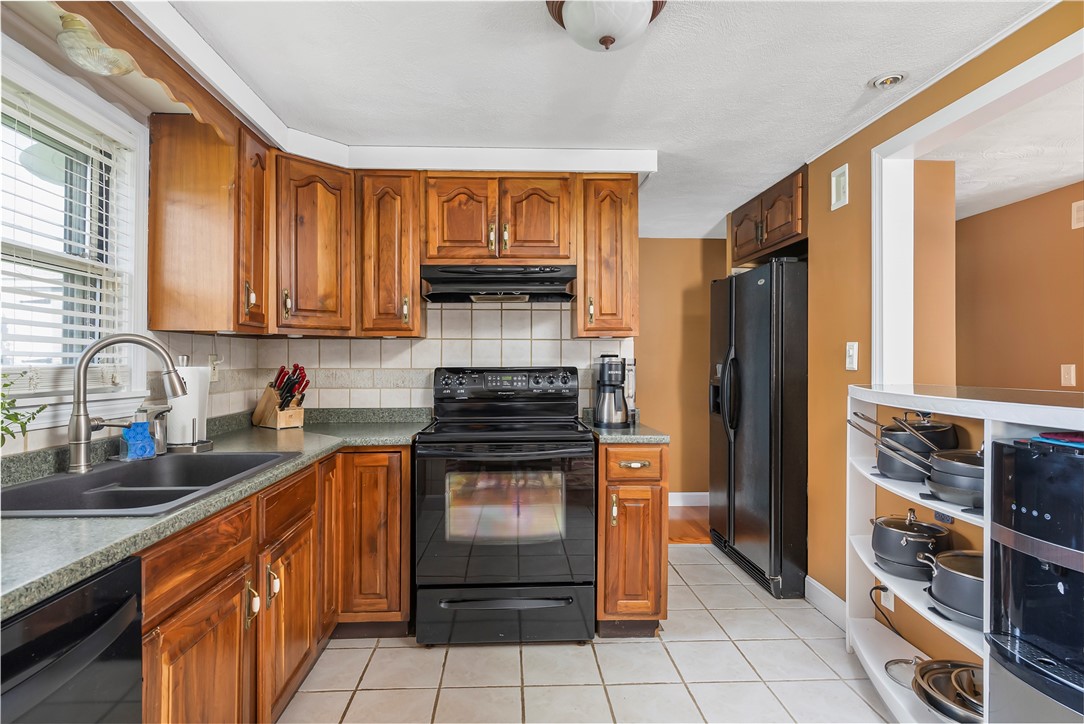 55 Whippoorwill Road Warwick, RI 02888 - Photo 8 of 33