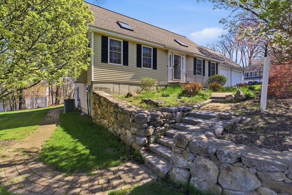 19 Brendan Road Clinton, MA 01510 - Photo 3 of 25