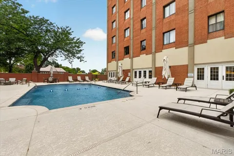 $749,000 | 816 South Hanley Road, Unit 15B, Clayton, MO 63105