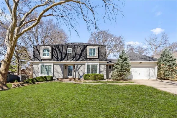 $910,000 | 2700 West 104th Terrace, Leawood, KS 66206