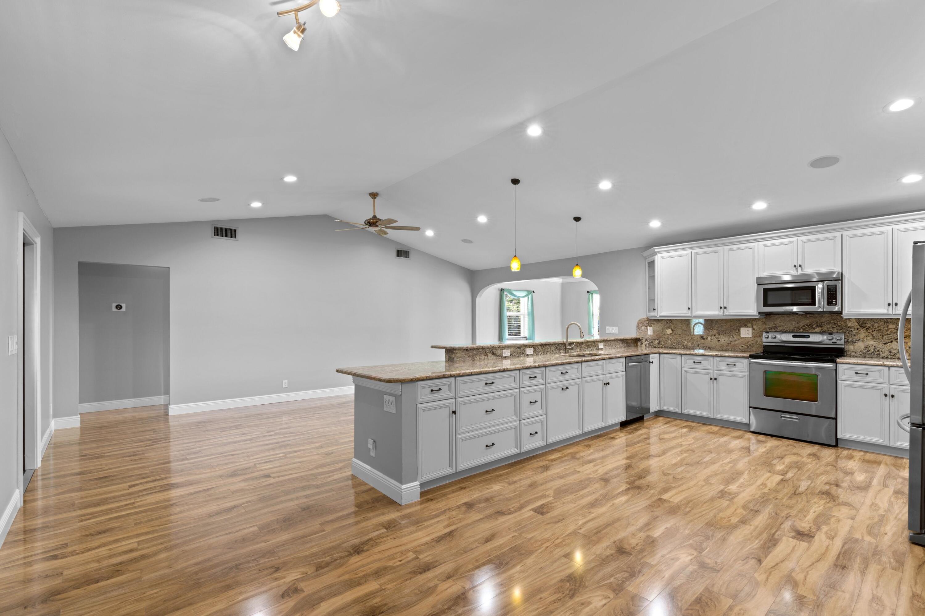 18312 Southeast Eagle Lane Jupiter, FL 33469 - Photo 4 of 17 DSC04834.jpg-SMALL