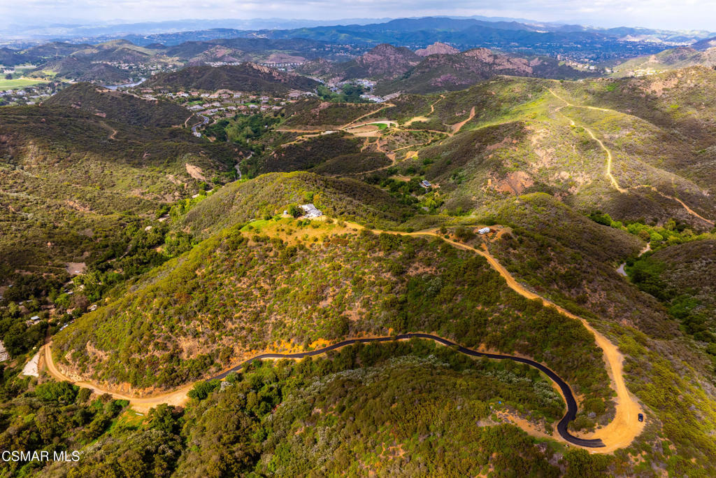 102 West Carlisle Road Thousand Oaks, CA 91361 - Photo 1 of 55