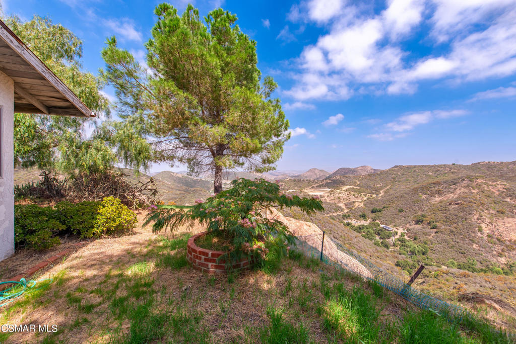 102 West Carlisle Road Thousand Oaks, CA 91361 - Photo 14 of 55