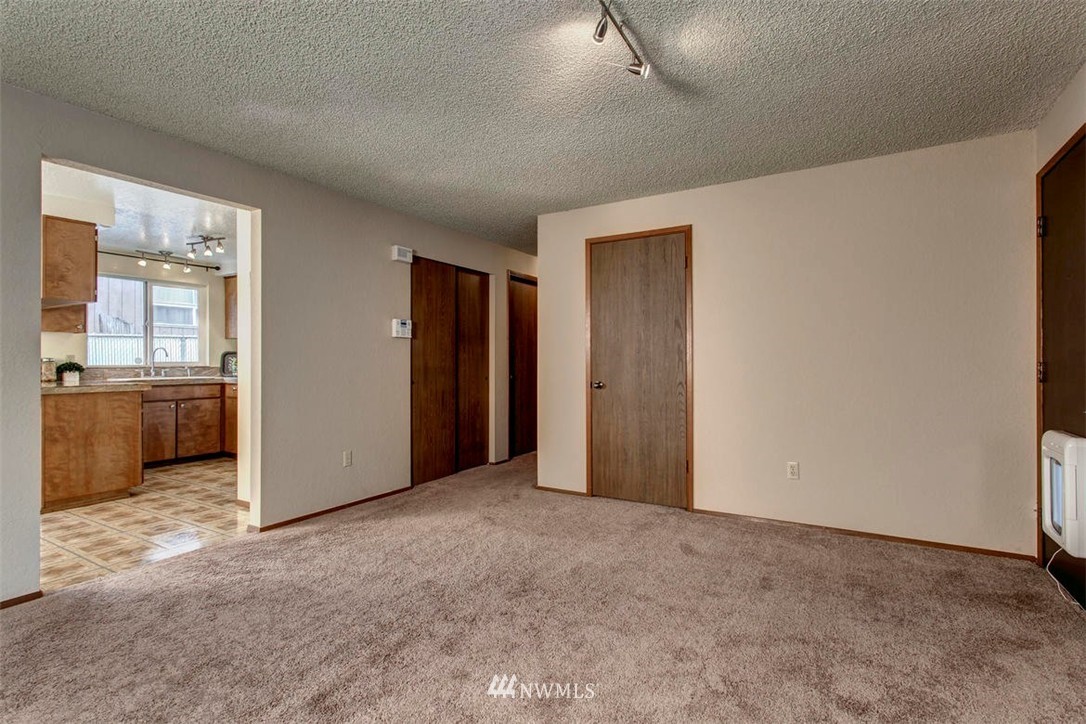1013 North 33rd Street Renton, WA 98056 - Photo 5 of 23