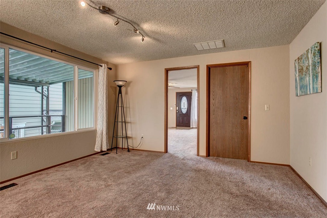 1013 North 33rd Street Renton, WA 98056 - Photo 6 of 23