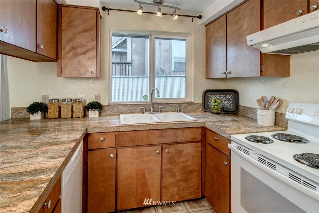 1013 North 33rd Street Renton, WA 98056 - Photo 9 of 23
