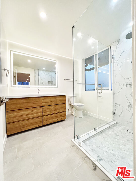 468 South Roxbury Drive, Unit PH Beverly Hills, CA 90212 - Photo 11 of 18 a bathroom with a granite countertop sink and a mirror