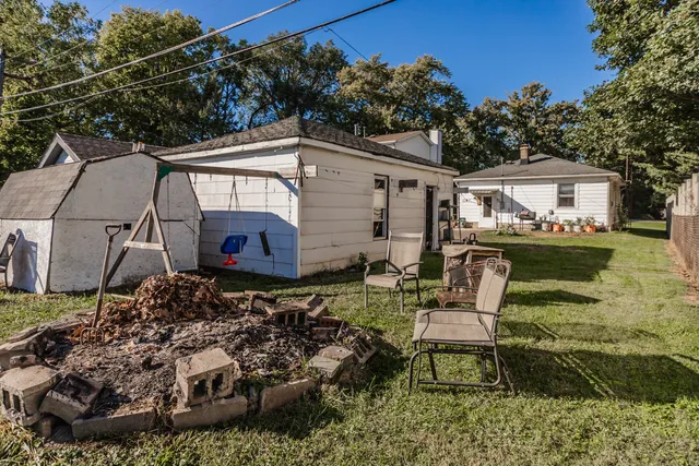a view of a house with backyard and sitting area