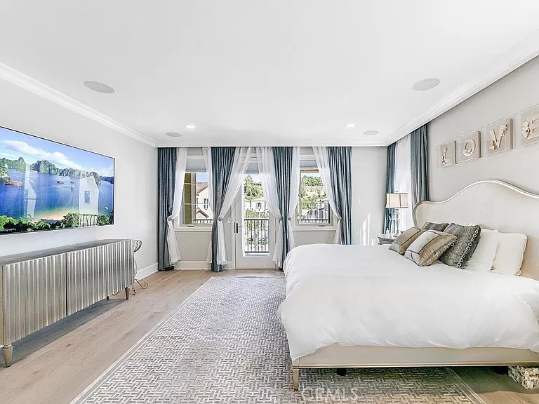 65 Rockinghorse Irvine, CA 92602 - Photo 23 of 45 a spacious bedroom with a large bed and a large window