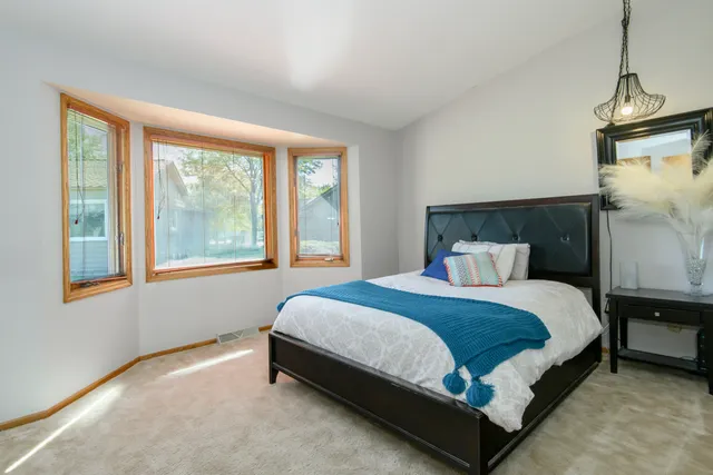 $337,700 | 5422 Somerset Lane South, Greenfield, WI 53221