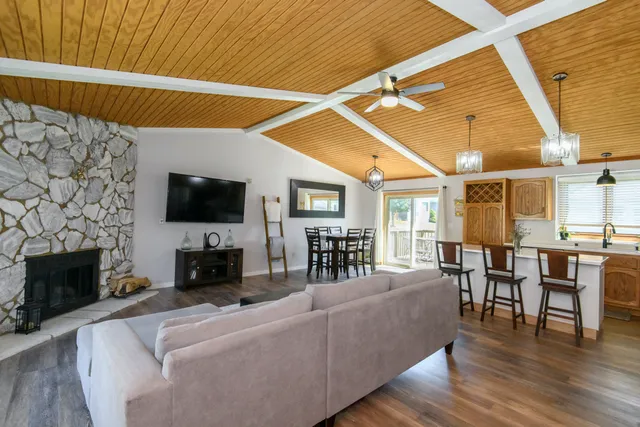 $337,700 | 5422 Somerset Lane South, Greenfield, WI 53221