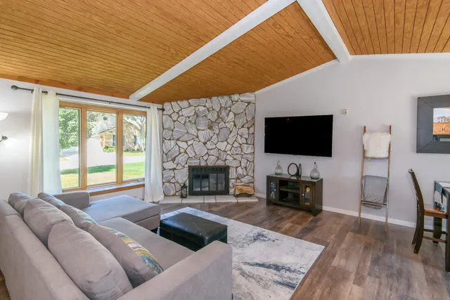 $337,700 | 5422 Somerset Lane South, Greenfield, WI 53221